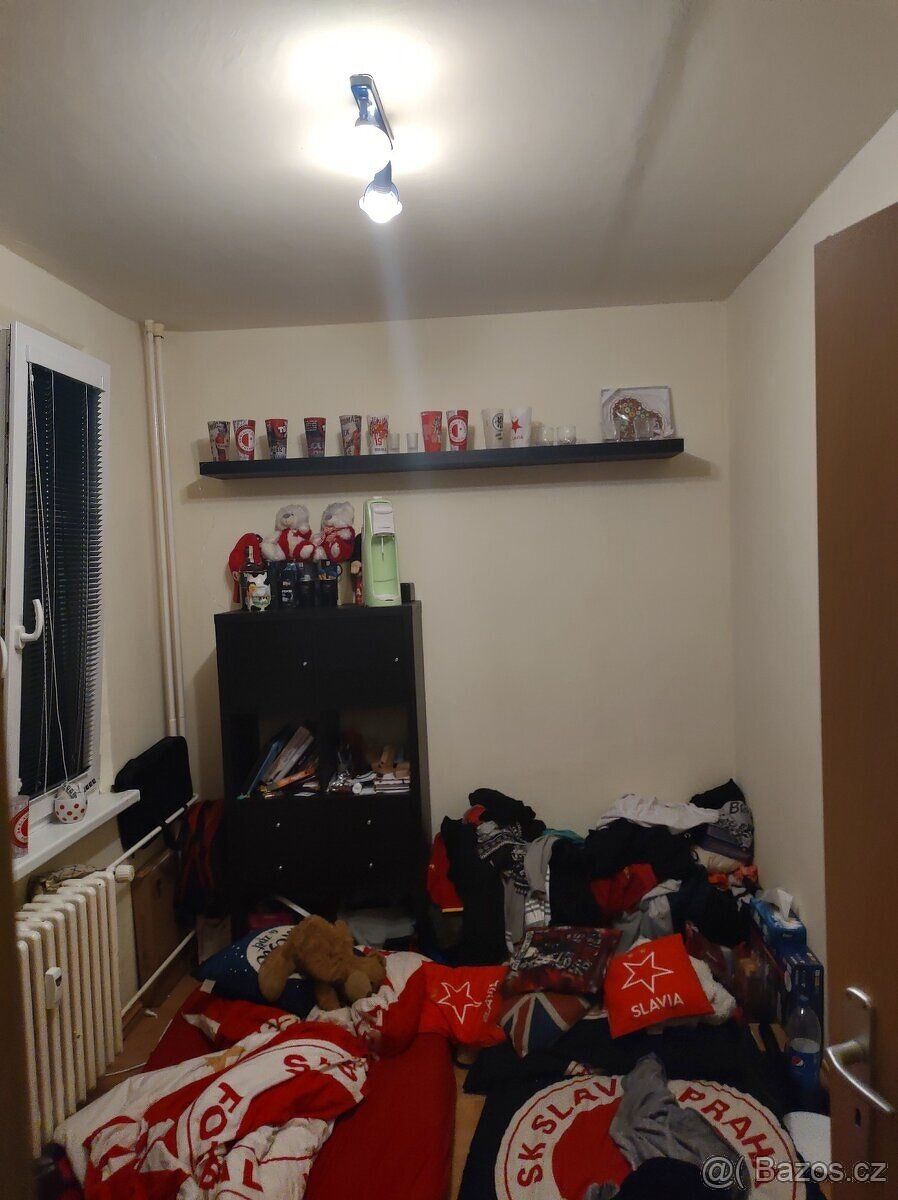 Nabízím pronájem pokoje ve třetím patře,. Byt má tři pokoje.