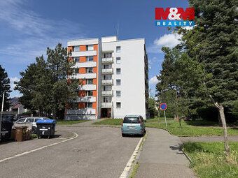 Nabízím pronájem pokoje ve třetím patře,. Byt má tři pokoje.
