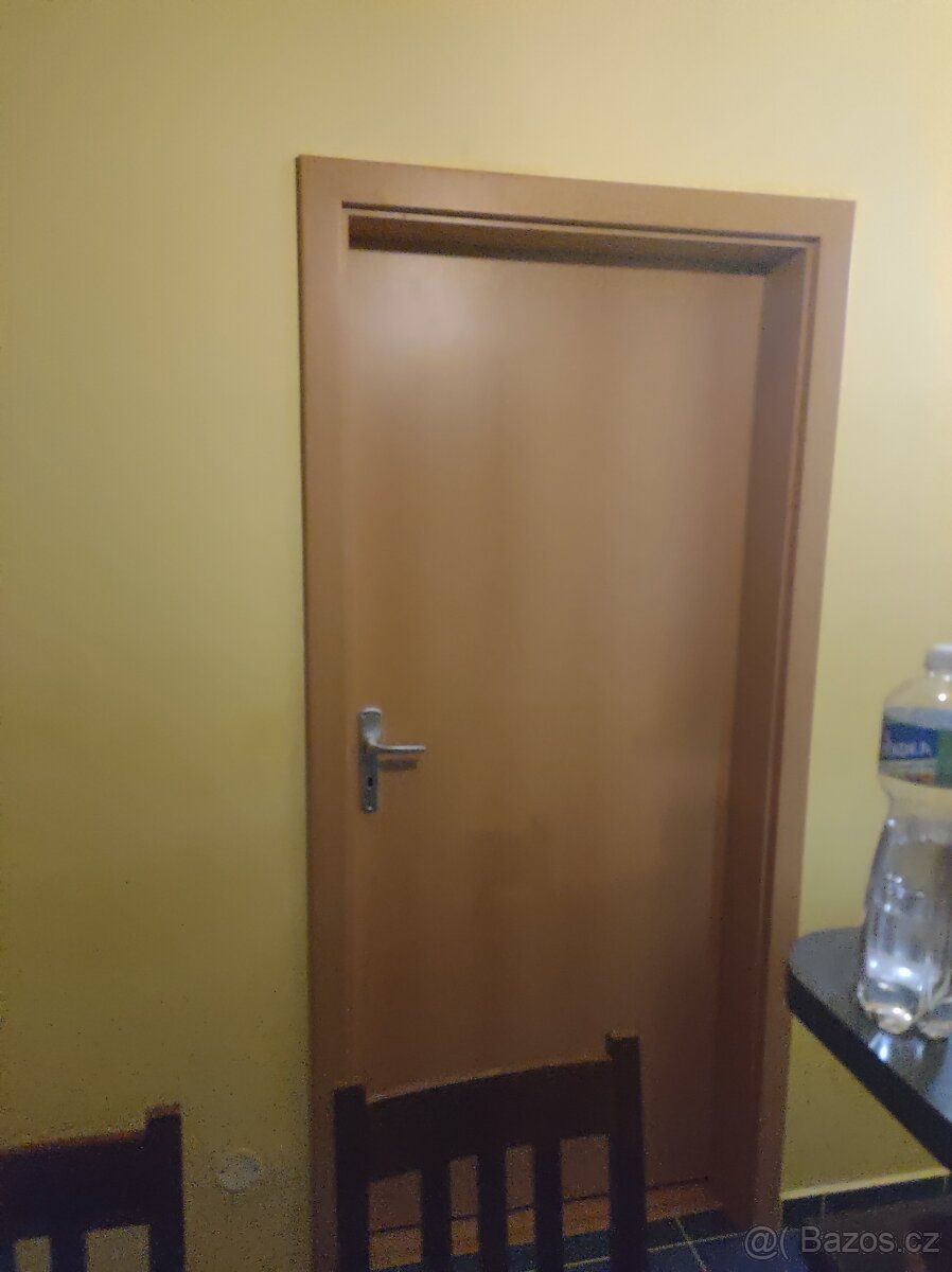 Nabízím pronájem pokoje ve třetím patře,. Byt má tři pokoje.