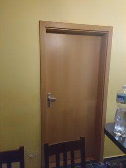 Nabízím pronájem pokoje ve třetím patře,. Byt má tři pokoje.