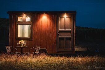 Nabízíme výrobu tiny housu až o rozměru 7 × 2,5 m na zakázku