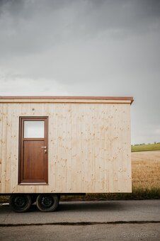 Nabízíme výrobu tiny housu o rozměru 5 × 2 m na zakázku. Je 