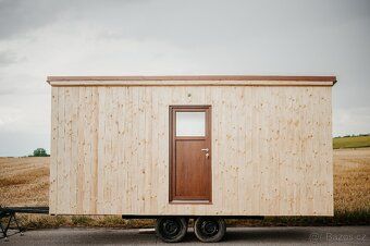 Nabízíme výrobu tiny housu o rozměru 5 × 2 m na zakázku. Je 