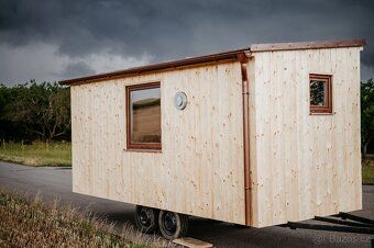 Nabízíme výrobu tiny housu o rozměru 5 × 2 m na zakázku. Je 