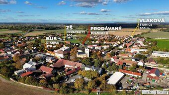 Máte zájem o hotovou stavební parcelu s blízkým sjezdem na d
