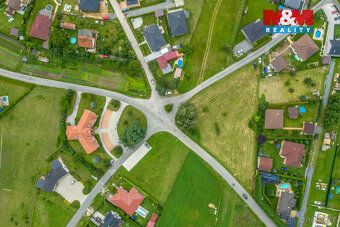 Nabízíme k prodeji pěkný pozemek v obci Tišice -Chrást o roz