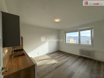 Nájem 10.800 Kč. služby 2900 Kč. Kauce 20.000 Kč. Provize RK