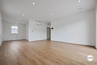 Nabízíme k prodeji samostatně stojící, zděný, nízkopodlažní 