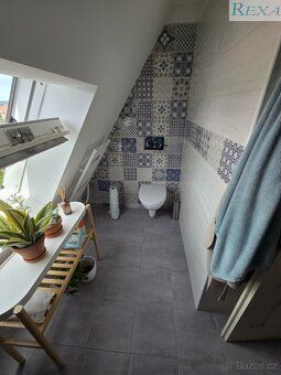 Pronájem prostorného podkrovního bytu 2KK, plocha 66 m2. Krá