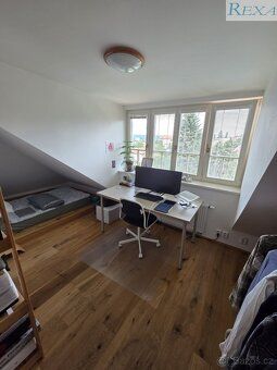 Pronájem prostorného podkrovního bytu 2KK, plocha 66 m2. Krá