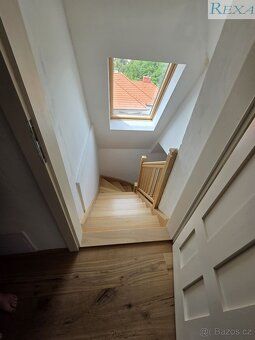 Pronájem prostorného podkrovního bytu 2KK, plocha 66 m2. Krá