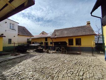 Prodej 1/2 RD + celek zahrady a garáže.
Nabízíme k prodeji 1