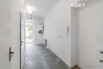 Byt o podlahové ploše 43 m2 s předzahrádkou 80 m2 na jedineč