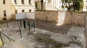 Byt o podlahové ploše 43 m2 s předzahrádkou 80 m2 na jedineč