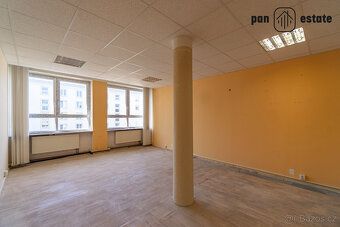Nabízíme k prodeji víceúčelovou budovu v samotném centru Zlí