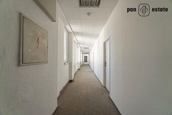 Nabízíme k prodeji víceúčelovou budovu v samotném centru Zlí