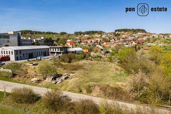 Nabízíme k prodeji pozemek o výměře 1 987 m² v obci Hrobice,