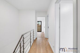Ve výhradním zastoupení vám nabízím k prodeji moderní řadový