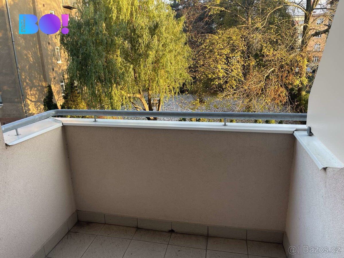 Nabízíme k pronájmu prostorný byt v cihlovém domě na adrese 