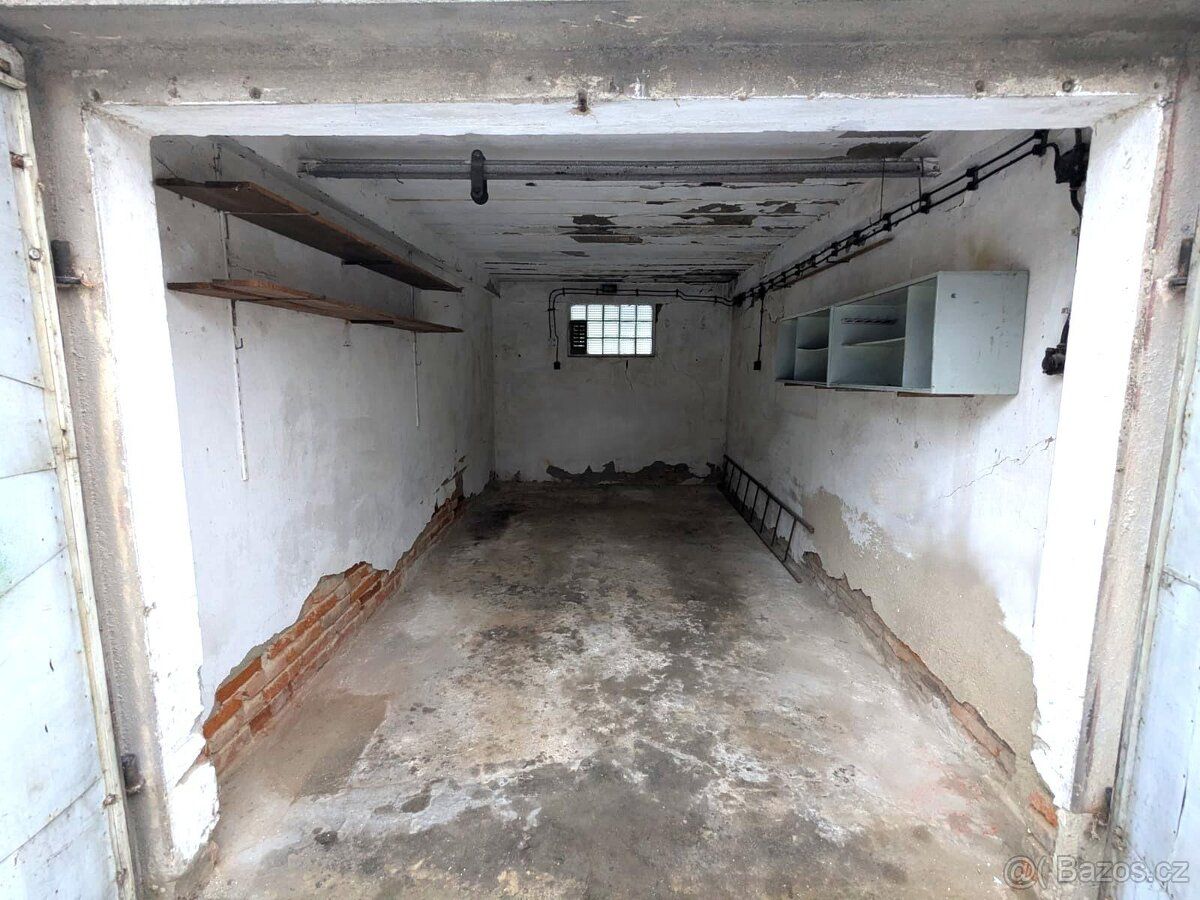 Nabízíme k prodeji garáž o výměře 22 m2 v Duchcově v ulici H