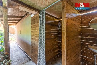 Nabízíme útulnou zděnou chatu zasazenou do krásného prostřed