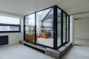 Nabízíme k pronájmu jedinečný mezonetový prostor o rozloze 5