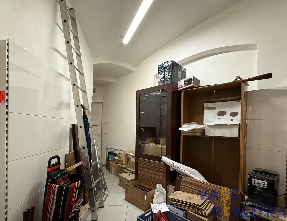 Nabízíme k pronájmu obchodní prostor o užitné ploše 65 m², k