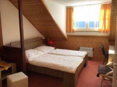 Nabízím u divadla zařízenou garsonku s umyvadlem a se sdílen