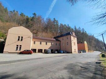 Nabízím u divadla zařízenou garsonku s umyvadlem a se sdílen
