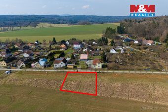 Prodej pozemku k bydlení o výměře 980 m² v obci Skašov. Poze
