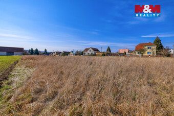 Prodej pozemku k bydlení o výměře 980 m² v obci Skašov. Poze