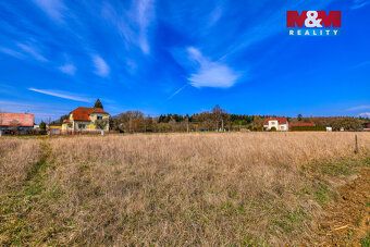 Prodej pozemku k bydlení o výměře 980 m² v obci Skašov. Poze