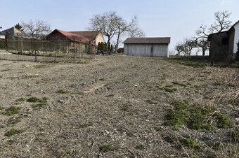 Ev.č. 03145 Krásný pozemek se stodolou a přístřeškem o celko
