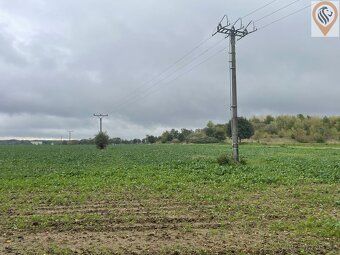 Nabízíme Vám pozemek o rozloze 7001 m² v klidné obci Úhonice