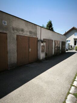 Garáž má plochu 18 metrů čtverečních ,nachází se na Novém Hr