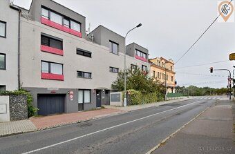 Stání se nachází v 1. podzemním podlaží a je velmi komfortně