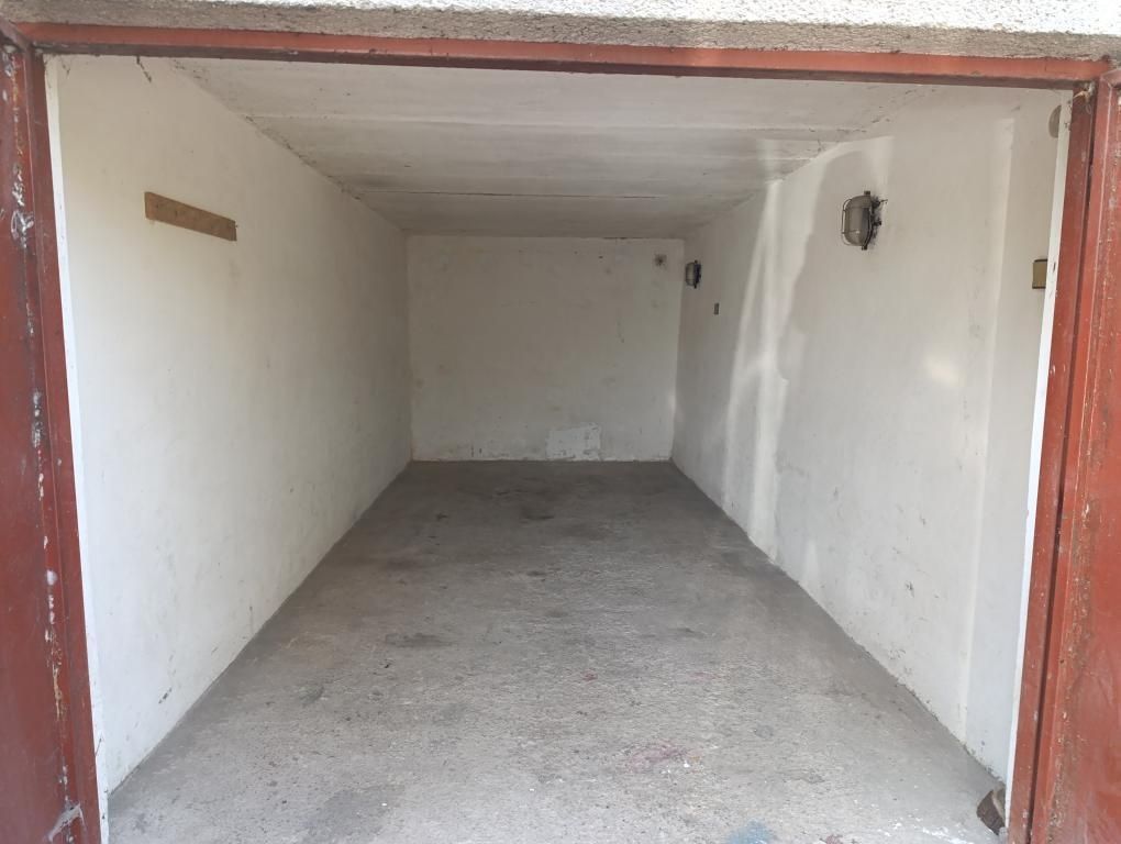 Pronájem garáže 19 m² – Pražská (u sídliště), suchá, dobrá l