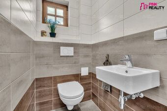 Nabízíme k prodeji novostavbu rodinného domu se třemi apartm