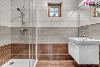 Nabízíme k prodeji novostavbu rodinného domu se třemi apartm