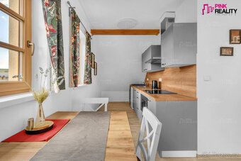 Nabízíme k prodeji novostavbu rodinného domu se třemi apartm