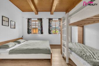 Nabízíme k prodeji novostavbu rodinného domu se třemi apartm