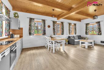 Nabízíme k prodeji novostavbu rodinného domu se třemi apartm