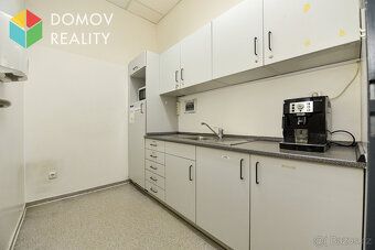 Nabízíme k podnájmu kancelářské prostory v komerční budově v