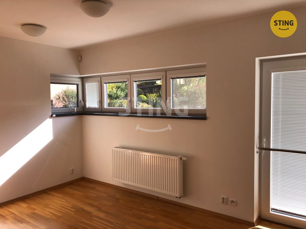 Moderní rodinný dům 2+kk se zahrádkou, balkonem a fotovoltai