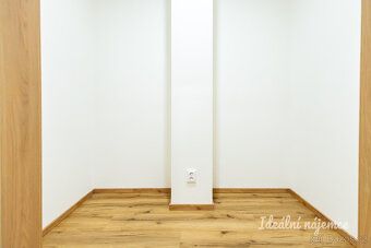 Nabízíme k dlouhodobému podnájmu světlý byt 3+kk o celkové v