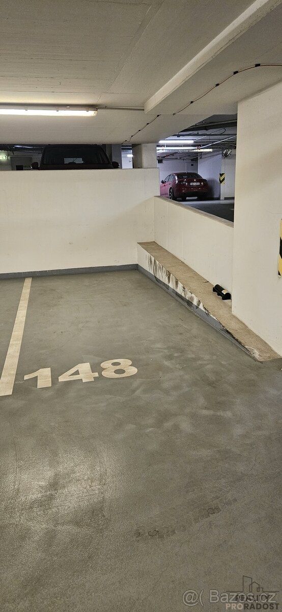 Nabízíme k pronájmu 2 garážové stání umístěné v 2. podzemním
