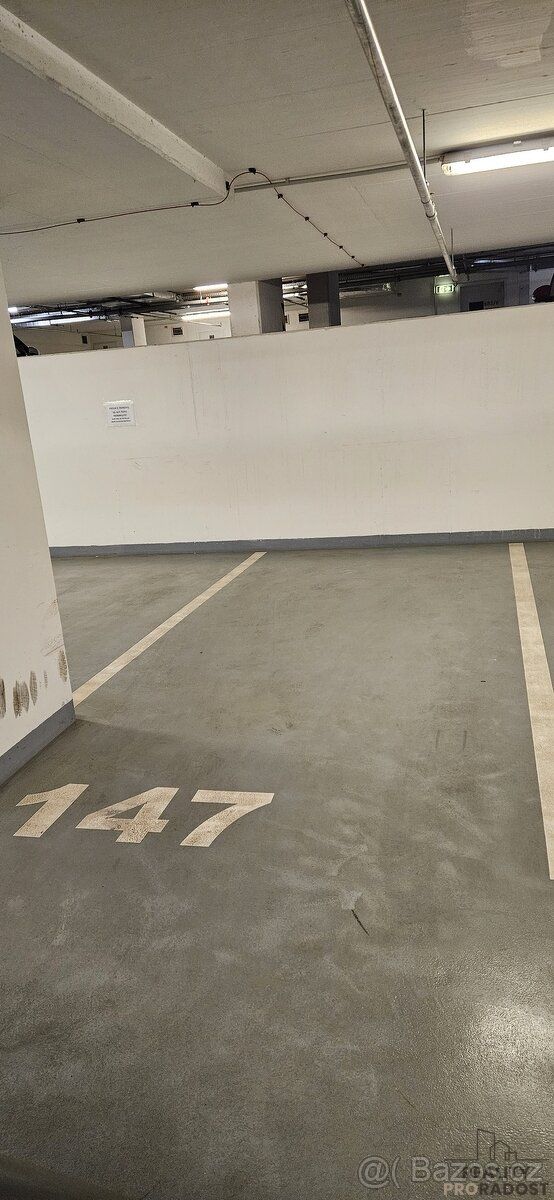 Nabízíme k pronájmu 2 garážové stání umístěné v 2. podzemním