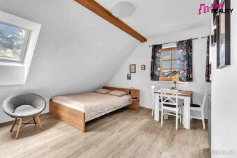 Nabízíme k prodeji novostavbu rodinného domu se třemi apartm