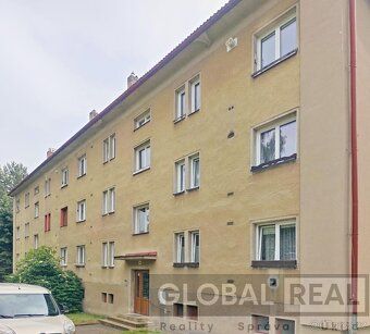 Nabízíme k pronájmu světlý, cihlový byt o dispozici 2+1 a vý
