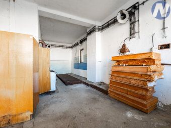 Nabízíme k prodeji rozsáhlý komerční objekt s pozemky o celk